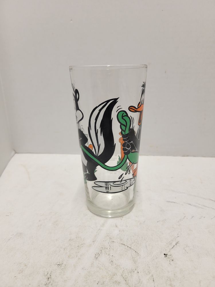 Vintage Looney Tunes 1976 Pepsi Glass Featuring Daffy Duck and Pepe Le Pew!