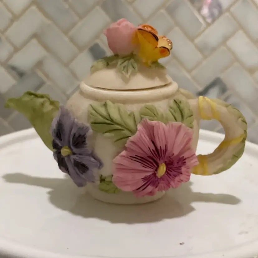 107d Mini Resin Teapot