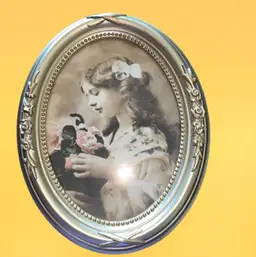 Oval Plastic Frame 6 Inch