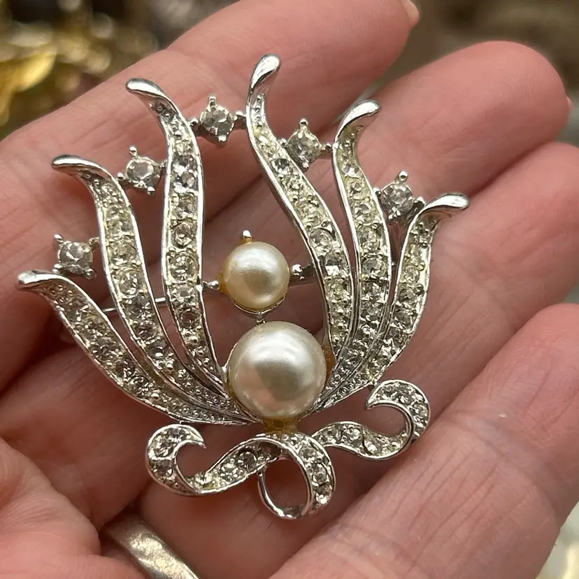 Vintage Lisner Rhinestone & Faux Pearl Floral Brooch – Silver Tone Spray Pin – Mid Century Glam