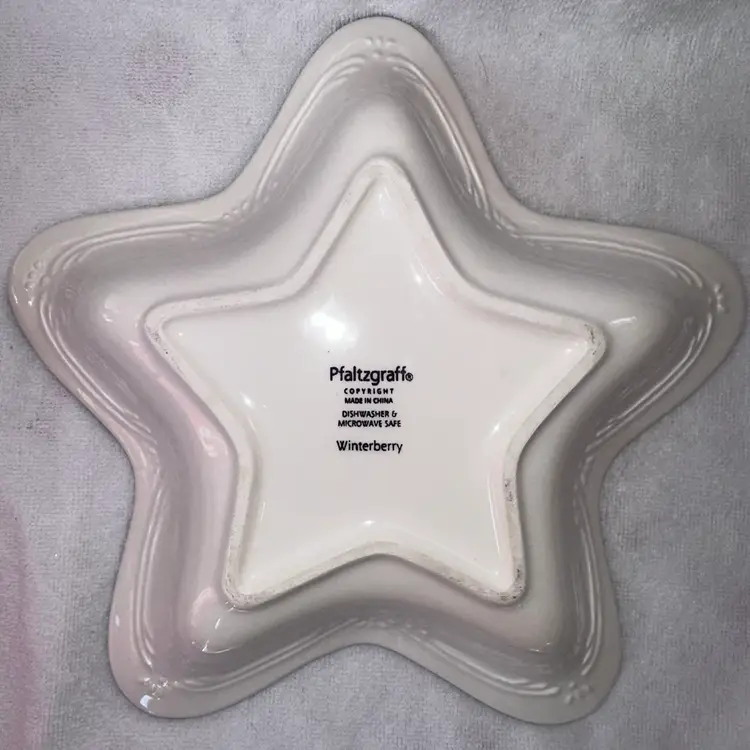 Preowned Pfaltzgraff Winterberry 11" Star Shaped Serving Bowl Dish Winter Theme