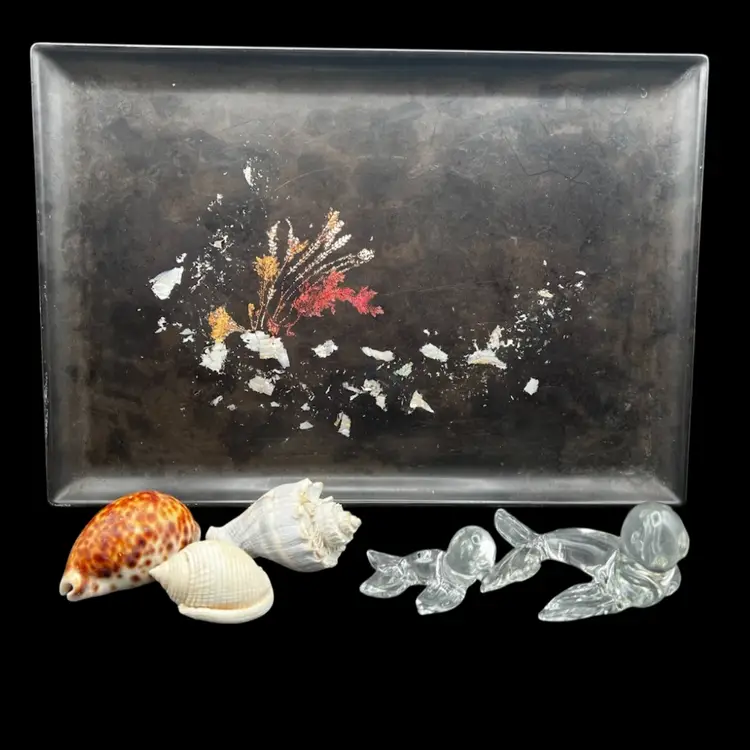 Vignette #8 Under The Sea
Includes A Large Couroc Serving Tray With Inlaid Shells To Resemble Coral, Three Natural Shells (One Is A Tiger Cowrie Shell), And A Pair Of Clear Glass Seal Figurines/Paperweights.