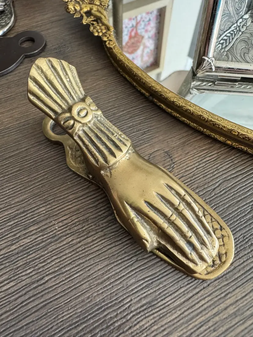 😻 4” vintage brass Victorian-style hand clip, paper weight or hang on wall