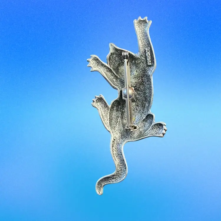 JJ 1988 Cat Climbing Brooch 3” X 1 1/2”