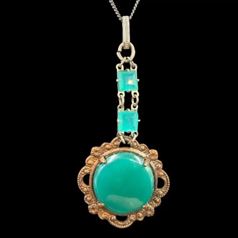 vintage Art Deco-style pendant necklace with green Glass