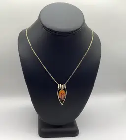 #56 Necklace Gold Tone Oblong Heart With A Scene Of A Couple With Scalloped Edges 18”