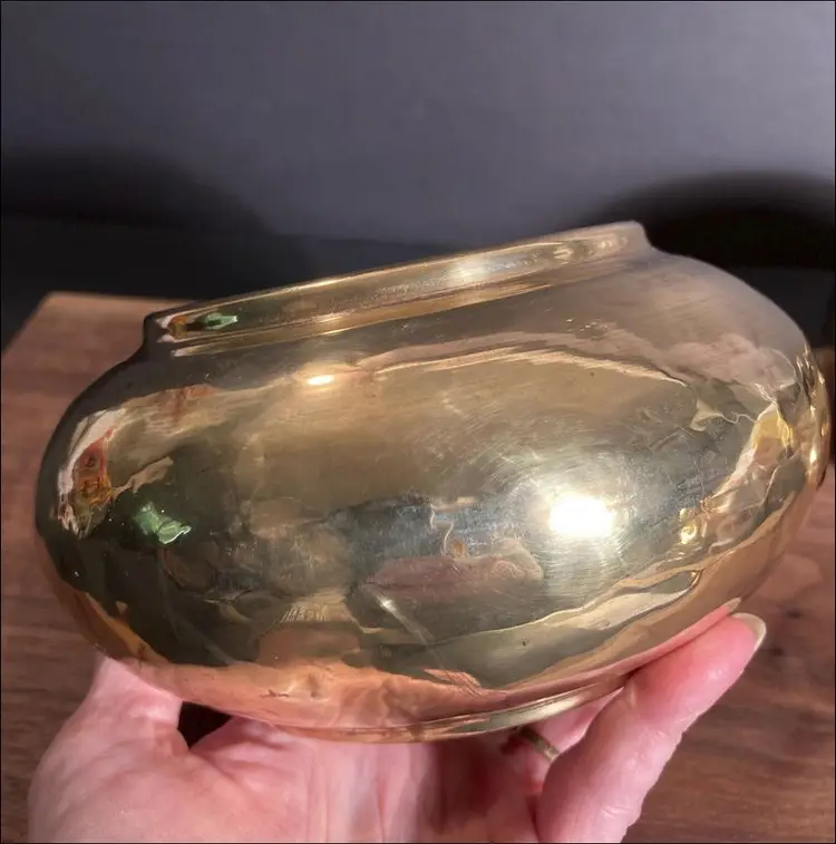 Pair of Vintage Hammered Brass Cachepot Planters Bowls or Pots. Classic design, Aged Patina