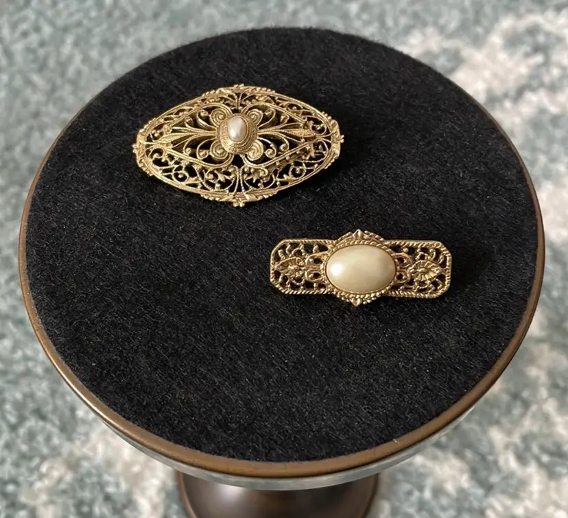 Set of 2 pins, Victorian style, gold tone with faux pearl accents.