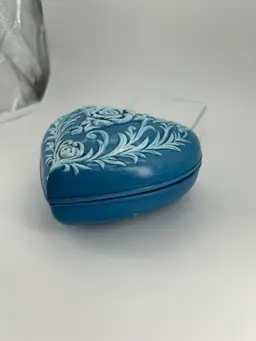 VINTAGE BLUE AND WHITE HEART SHAPED TRINKET BOX