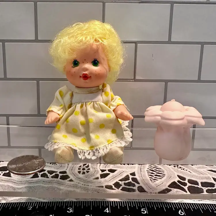 1984 Strawberry Shortcake Berry Baby Lemon Meringue Doll w/ Bottle