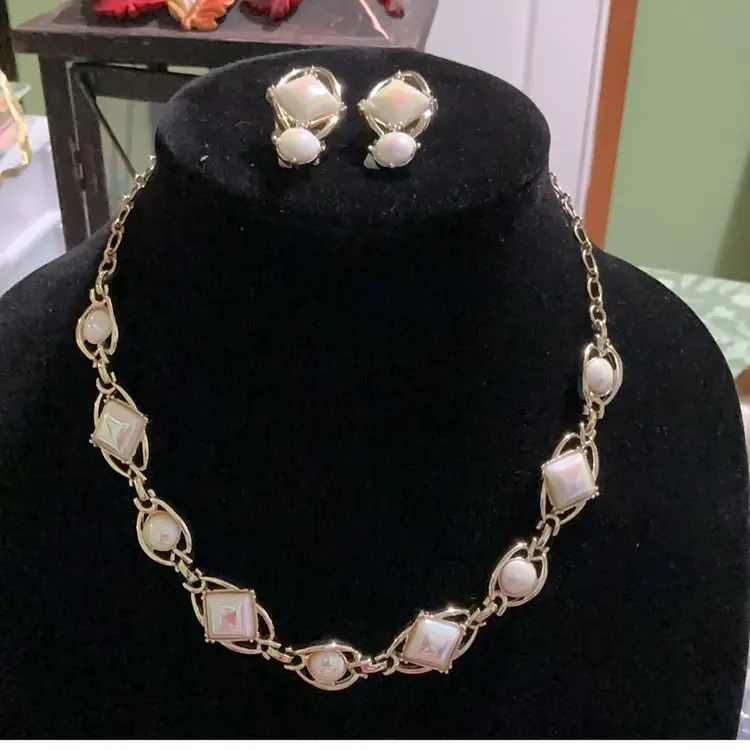 Absolutely Stunning Vintage Goldtone Pearlescent Glass  Adjustable Necklace / Choker With Matching Clip Earrings. Necklace Can Use Hook Closure Or For Choker Length Can Use Round Spring Closure. Ajust To Different Lengths As Needed.