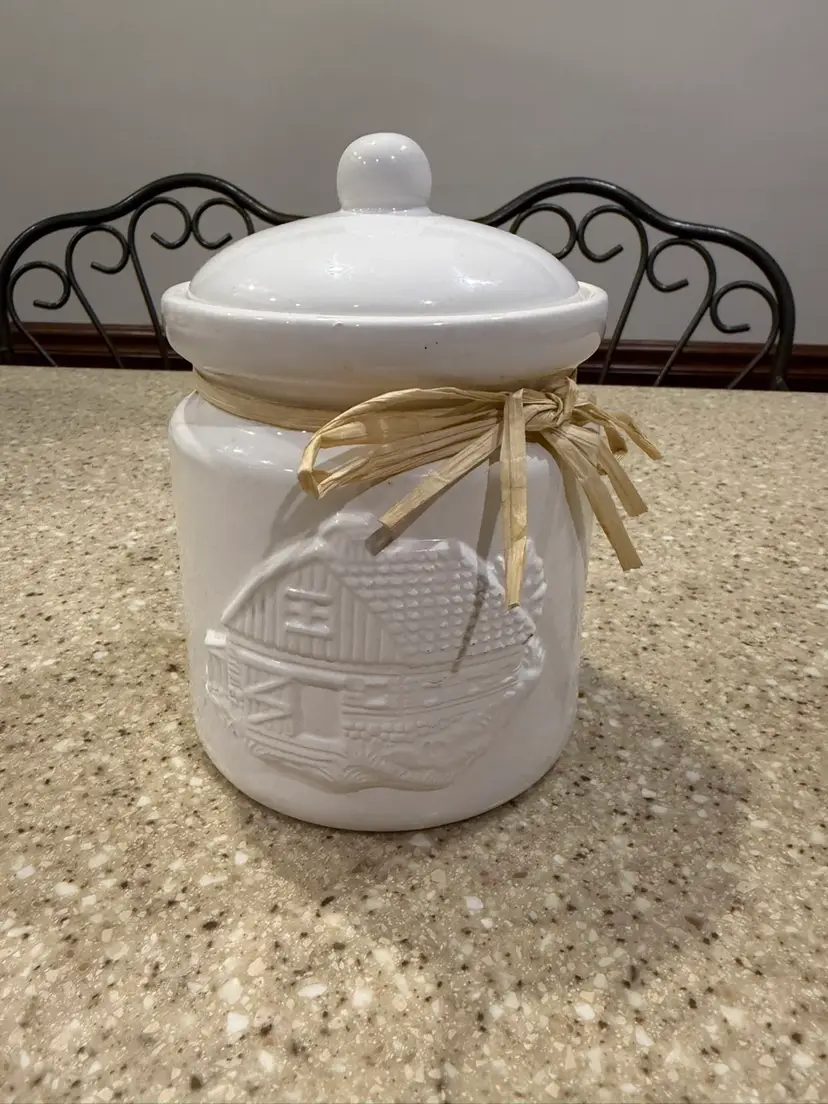 2004 Farmhouse Chestnut Creek Barn Farm White Ceramic Canister