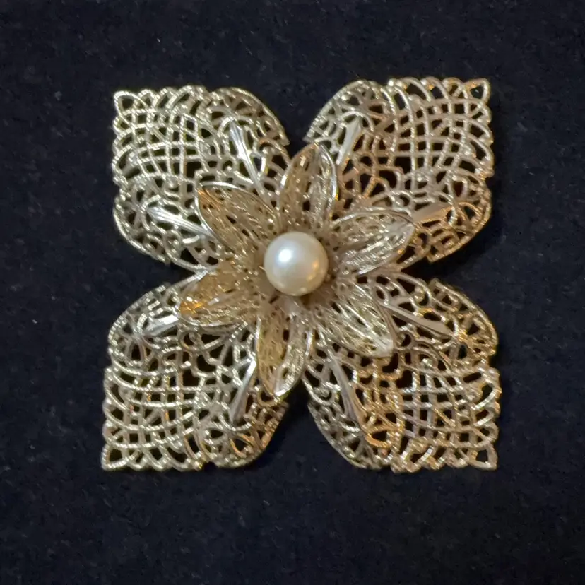 Vintage Filigree With Pearl Flower brooch
