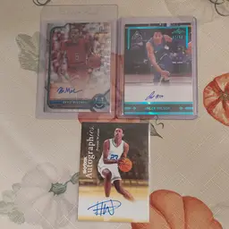 Lot of 16 college / no team basketball cards. 3 auto's, 4 #'d +. Letters M-W.