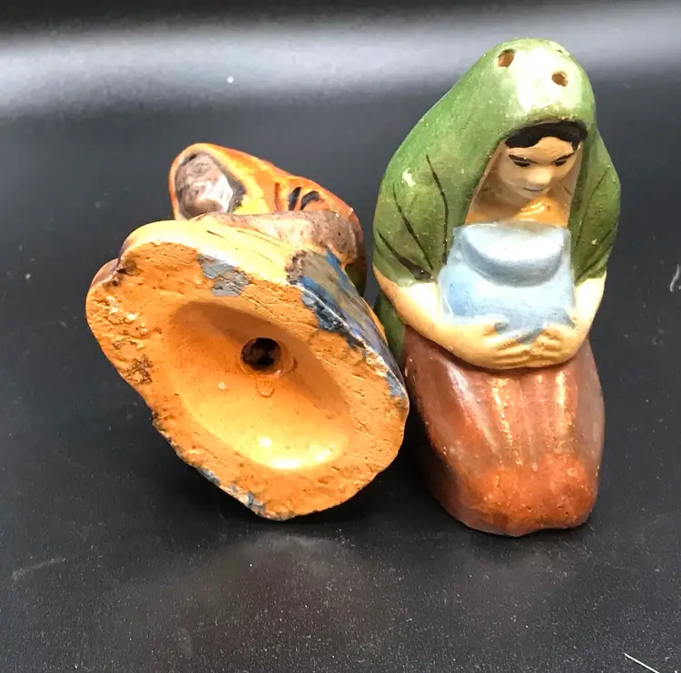 Vig Mexican Women Kneeling with pots  clay Salt & Pepper Shakers Set Mexico