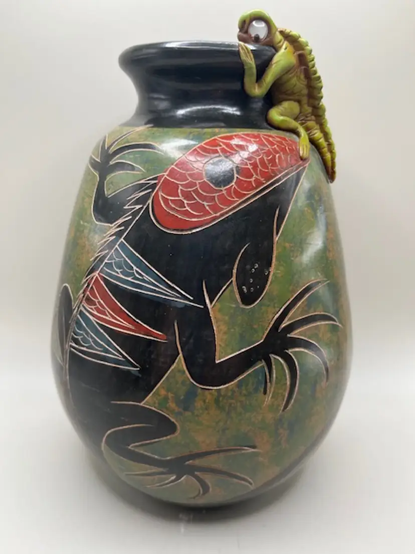 Vintage Central/South America Iguana Vase