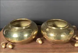 Pair of Vintage Hammered Brass Cachepot Planters Bowls or Pots. Classic design, Aged Patina
