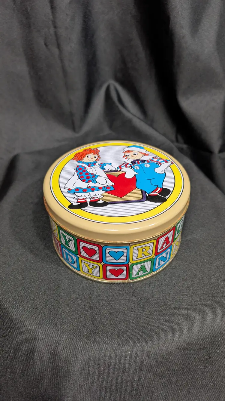 1988 Raggedy Ann & Any Tin Macmillan Inc made in Taiwan