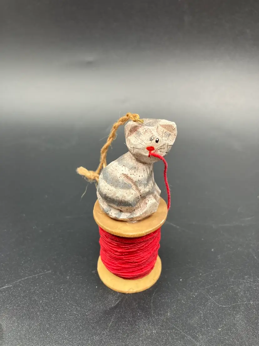 BIN - Vintage Eddie Walker Cat On A Spool Resin Ornament 2.75”