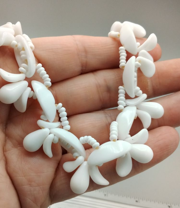 Czechoslovakian Milk Glass Necklace (white)