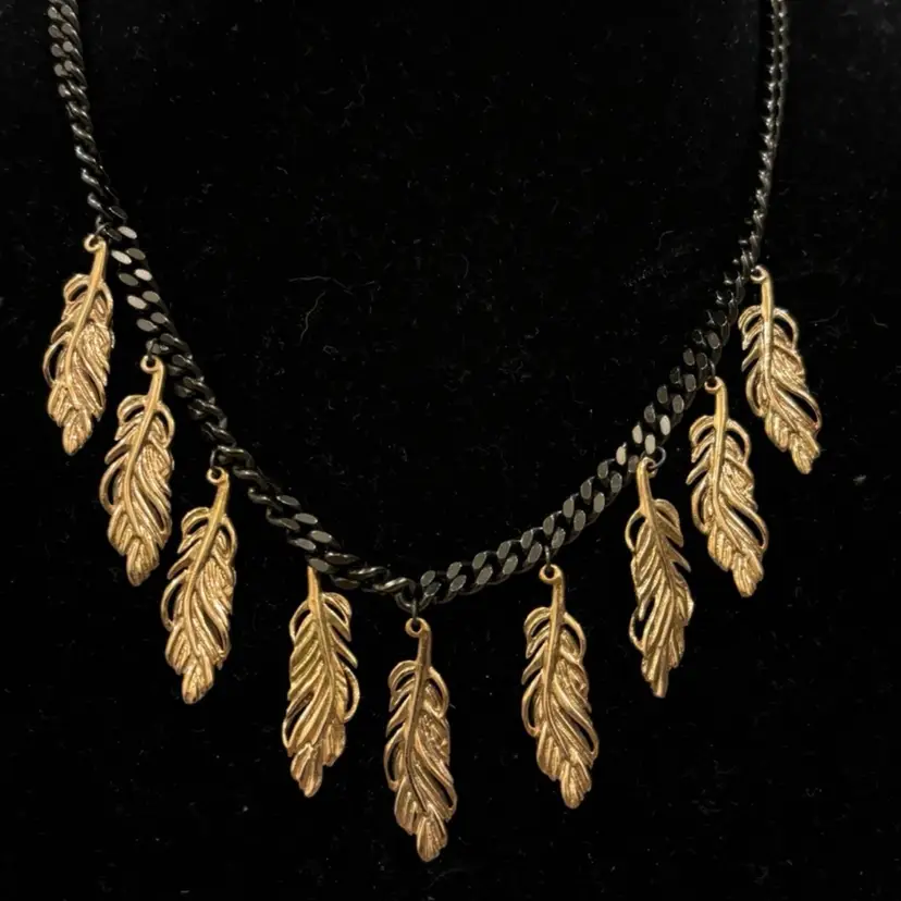 🦄🦄 Stella & Dot Gold Tone Hanging Leaves Choker on dark metal chain