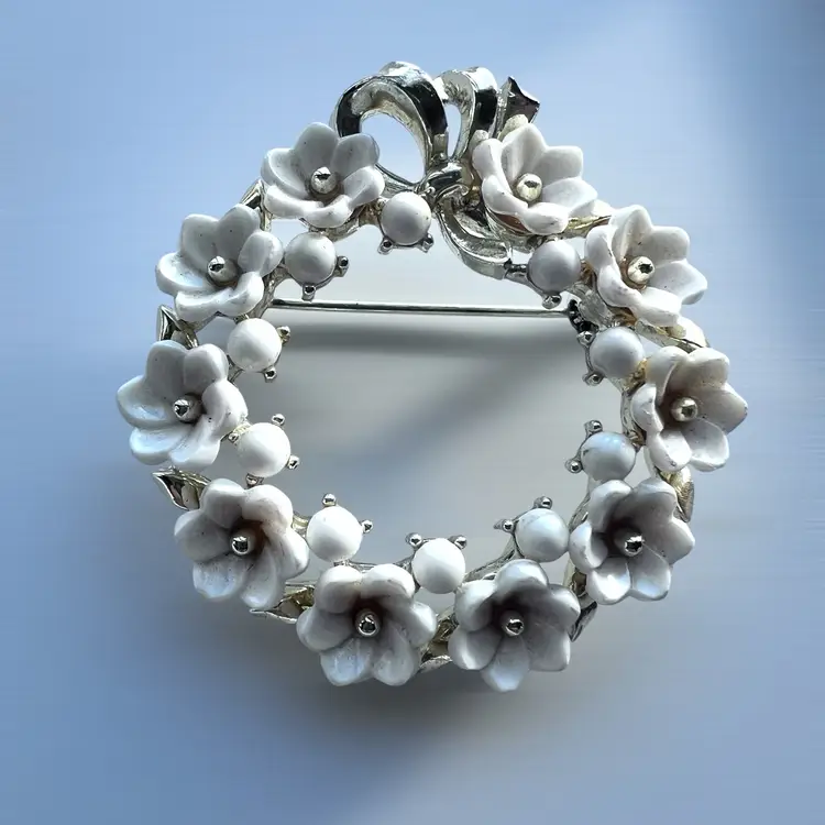 Signed Lisner White Flower Circle Brooch