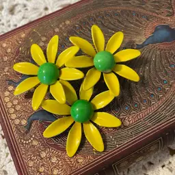 Vintage Yellow and Green Mod Daisy Brooch Pin