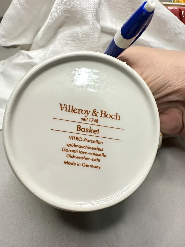 141. Villeroy and Boch Creamer Basket Pattern