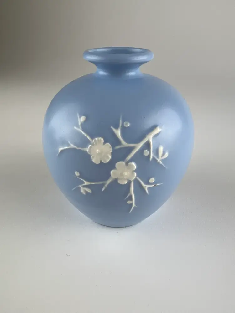 Circa 1958 Copeland Spode England Blanche de Chine aka Geisha Pretty Blue Vase SIGNED