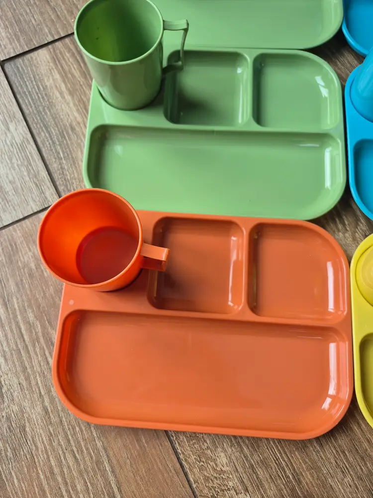Vtg colonial plastics co. Retro divided trays and cups