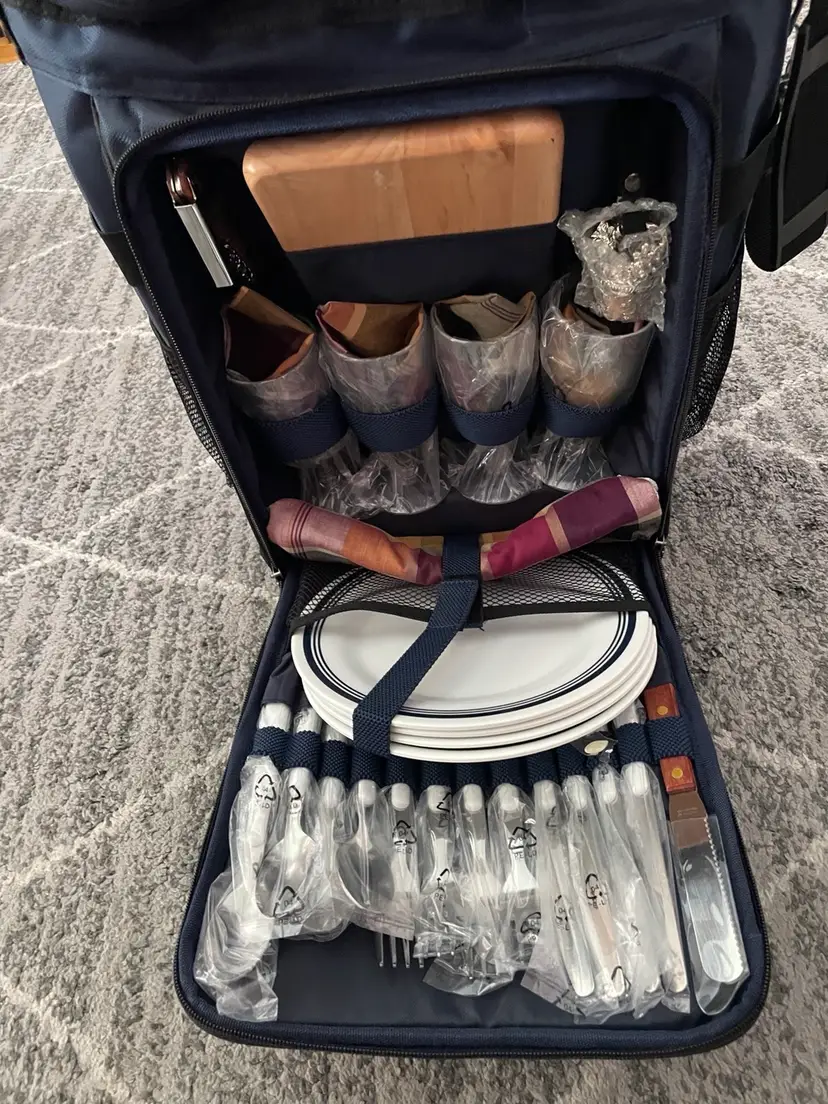 Vintage Golden Nugget Casino Picnic Time Rolling Cooler & Service For 4