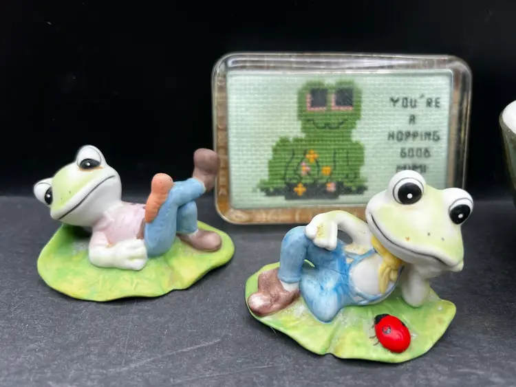 Vignette #6 Hoppin Green Includes A Glass Picture Paperweight With A Frog For Mimi, Two HOMECO Ceramic Fun Frog Figurines And An Olive Green Hall Pottery Berry Bowl