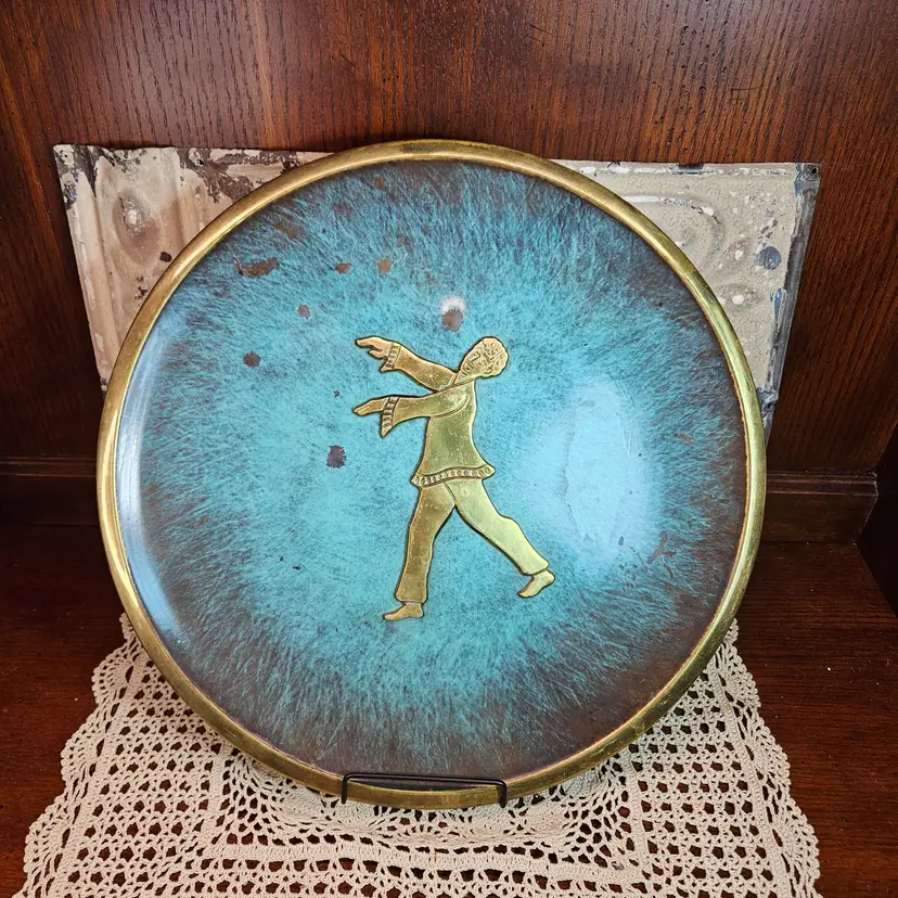 Vintage Metal Decorative Wall Display Platter Dish Male Brass Center 15" (read)