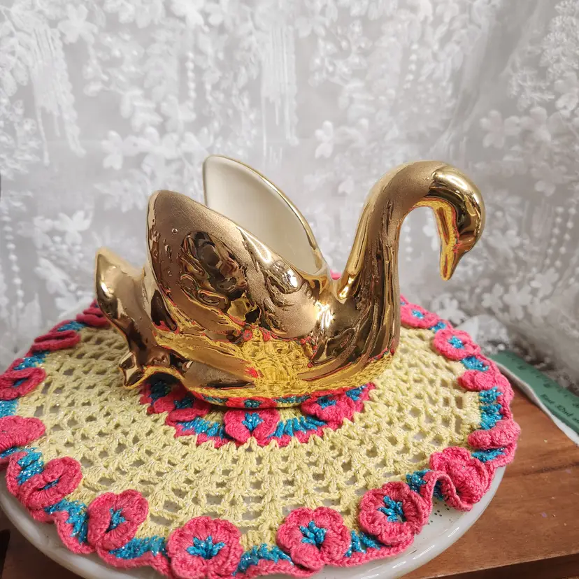 Gold drip swan planter