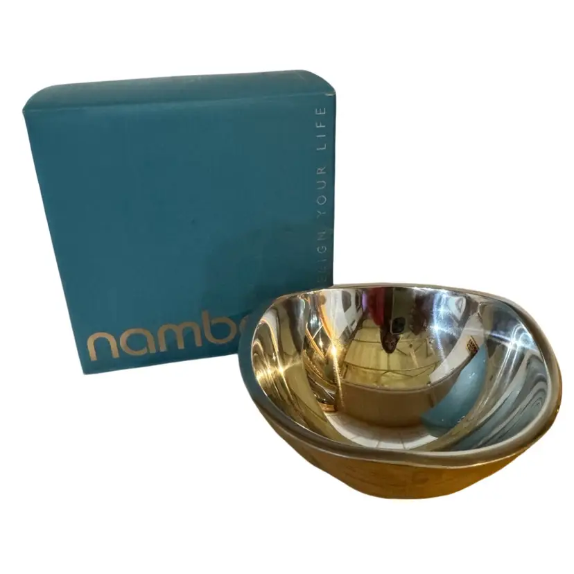 New In box Nambe Tri corner NWT
small bowl 2"x 4.5" Minimalist decor Silver Tone