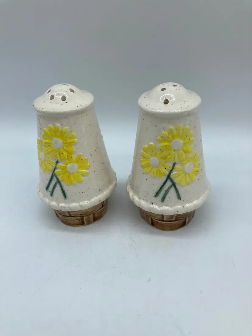 Vintage salt and pepper shakers Daisy with Basketweave