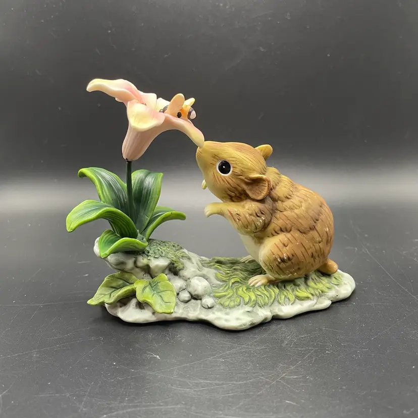 Mouse Smelling Flower Bumble Bee Ceramic Woodland Animal Figurine