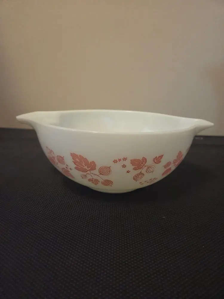 Pyrex Pink on white Gooseberry 443 Cinderella Mixing Bowl 2 1/2 Qt USA