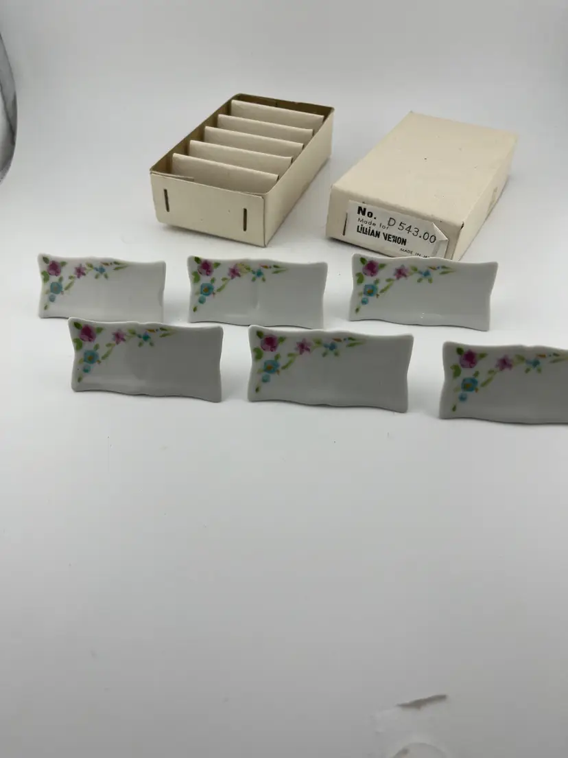 Made in Japan for Lillian Vernon. 6 Place Holder Name Plate. The box is just as nummy as the place holders!!