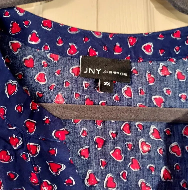 Jones New York sz 2x dark blue tunic with heart print vneck ties on Sleeves 3/4 sleeves