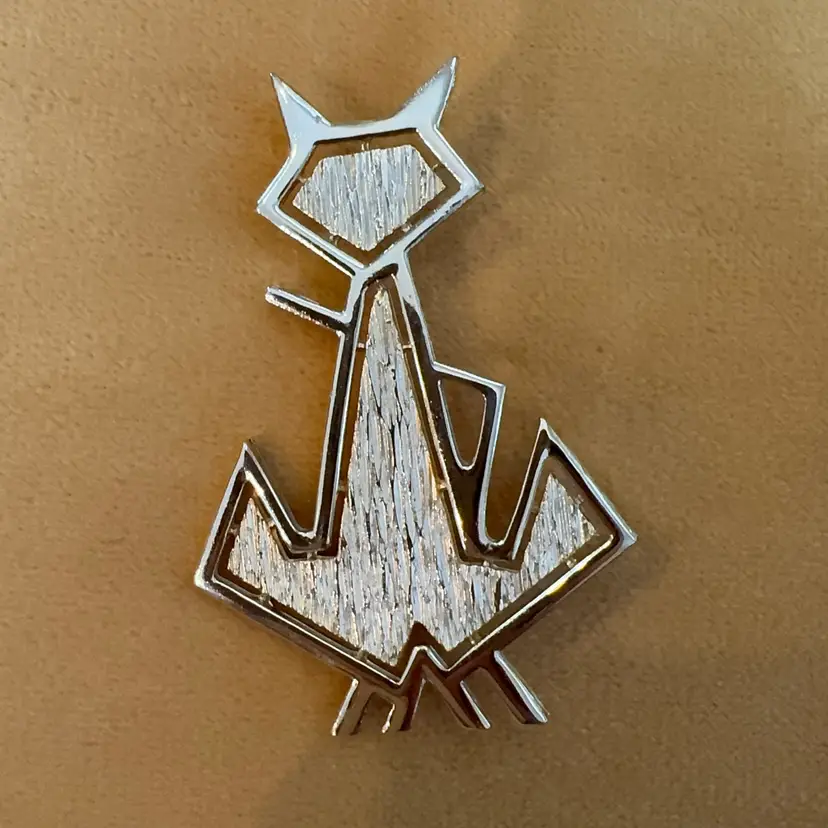 Mid-Century Gold Tone Cat Brooch
