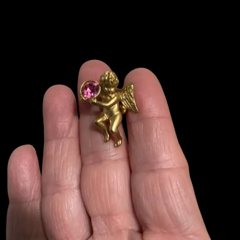 Beautiful Avon Goldtone Vintage Cherub Angel Pin.  With Pink Glass Rhinestone .