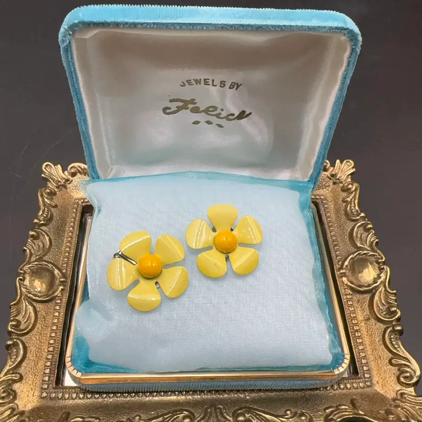 Vintage 1960S Men’s Century, Modern Yellow Enamel Daisy Clip On Earrings