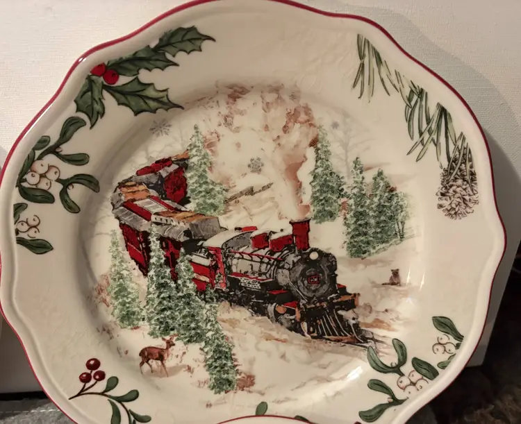 Set of 4 Heritage Collection Christmas 8" Salad/Dessert Plates # 2752