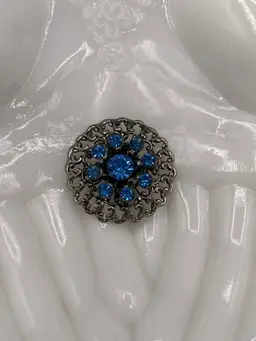 Vintage Blue Rhinestone Starburst Silver Tone Metal Filigree Circle Brooch 1.25”