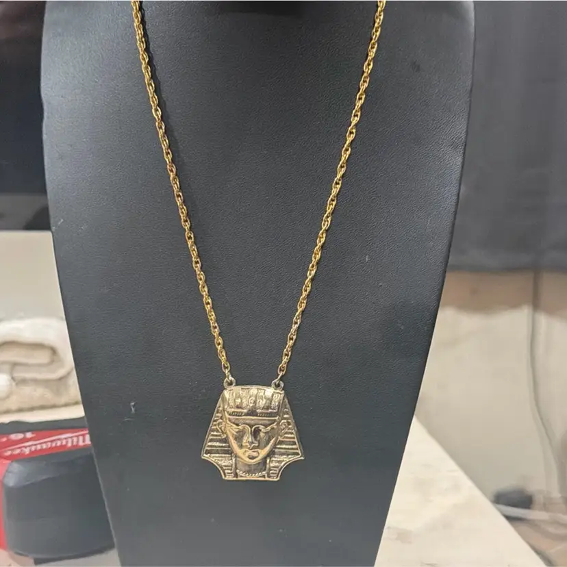 king tutte necklace 10.5 “ long gold toned