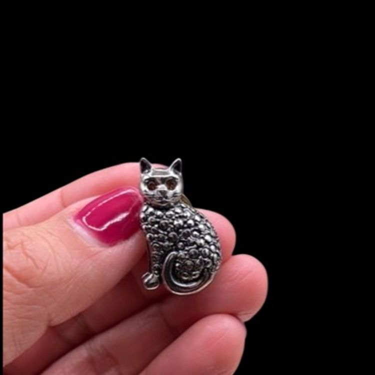 Silver Tone Metal Cat Lapel Pin