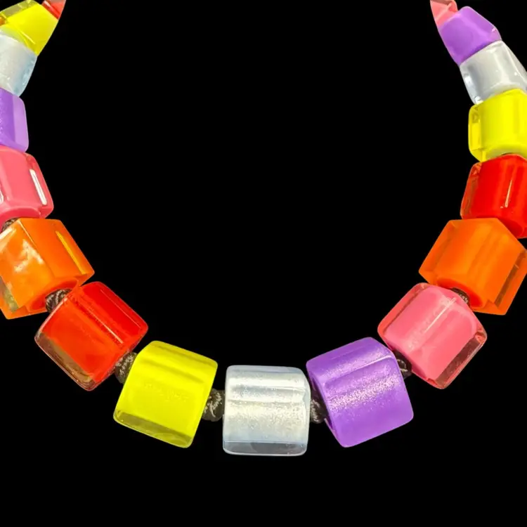 Zsiska Necklace Chunky 21 Multi Colored Neon Translucent Resin Cubes  Magnetic Closure 
18-3/4”