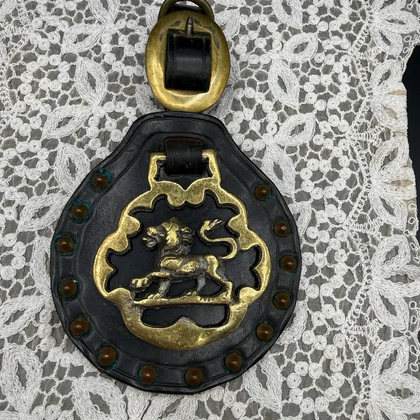🐞 Vtg English Leather Martingale Strap with Heraldic Lion Passant Horse Brass