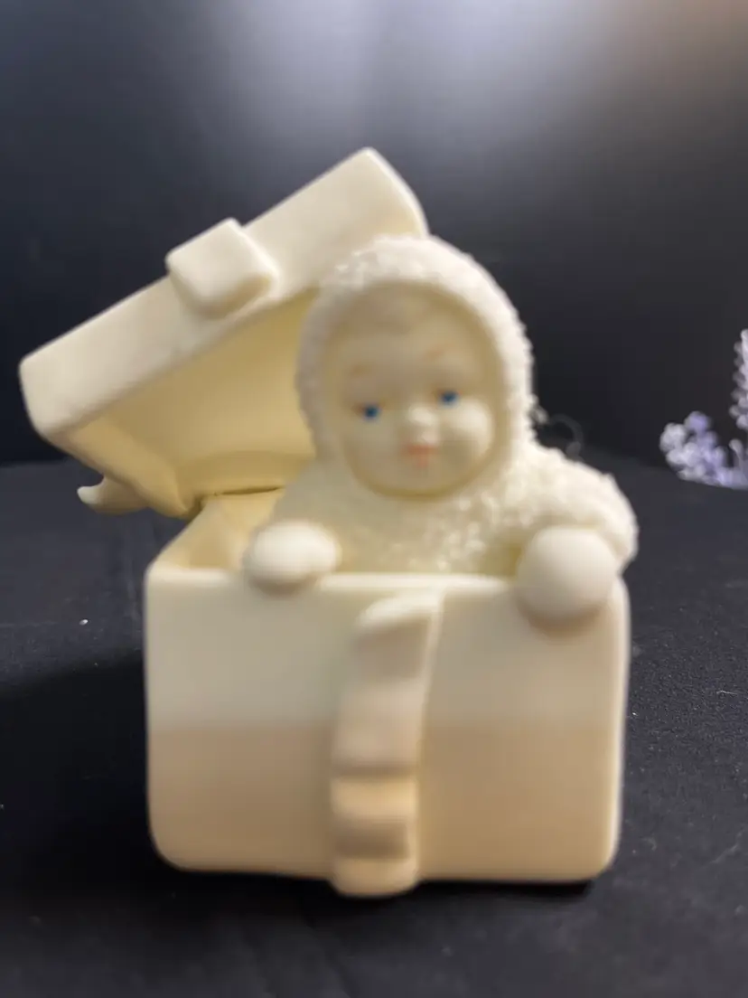 Dept 56, Snowbabies "Surprise" Bisque Ornament-Snowbaby Peeking Out of Box w/ Bow-Lot 58